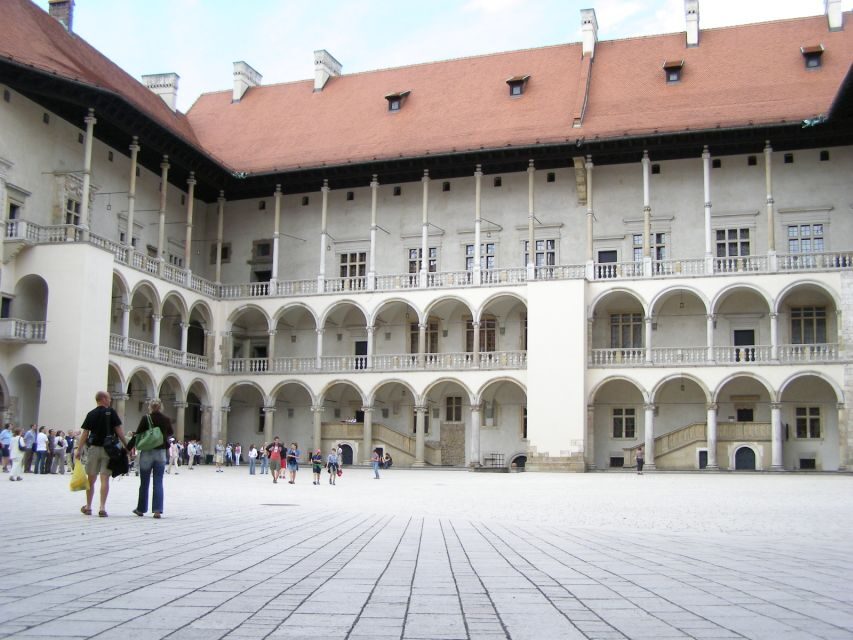 Krakow: Wawel Castle Guided Tour - Guides and languages: what clarity feels like in practice