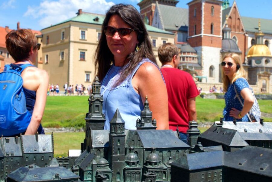Krakow: Wawel Castle Guided Tour with Entry Tickets - What you’ll see inside Wawel Royal Castle exhibitions