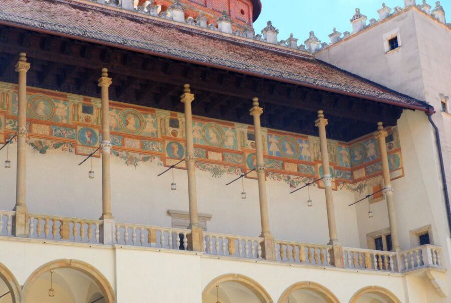 Krakow: Wawel Castle Guided Tour with Entry Tickets - The photo stop: use those 10 minutes wisely