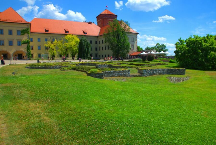 Krakow: Wawel Castle Guided Tour with Entry Tickets - Price and value: is $35 fair for what you get?