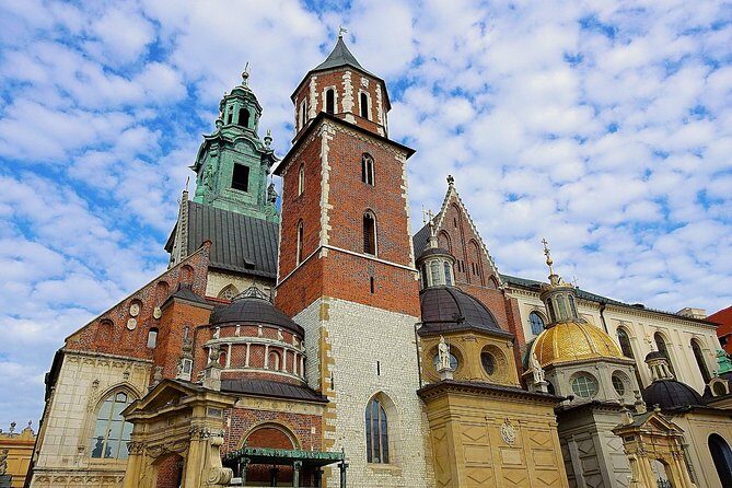 Krakow: Wawel Castle Guided Tour with Skip-The-Line Entry - Stop 1: John Paul II statue before the main sites