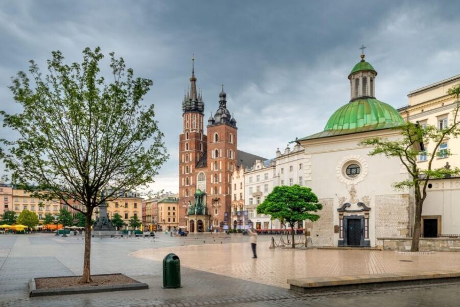 Old Town short guided walk with entry to St. Mary's Basilica - Meeting at St. Mary Magdalene Square: Arrive Ready