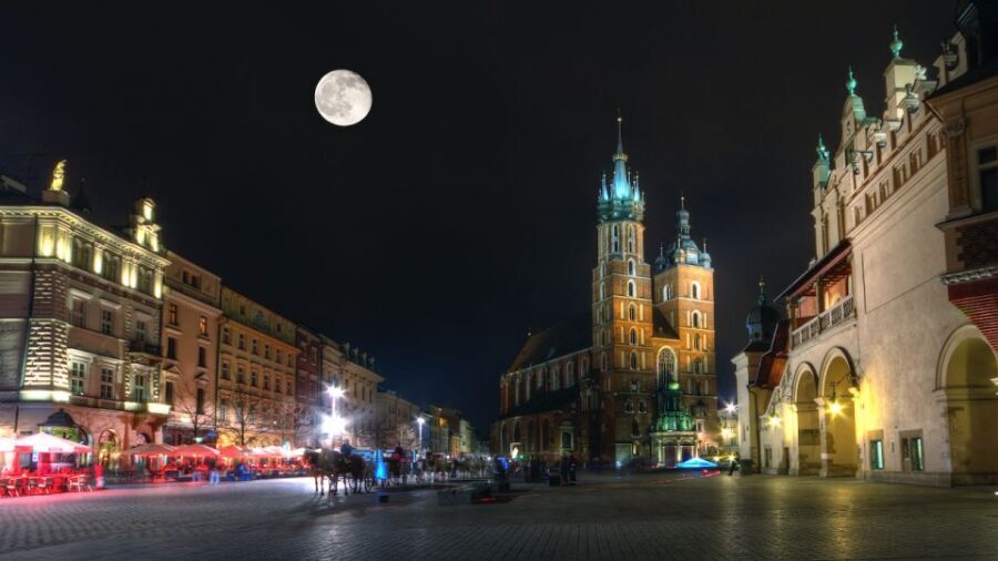 Private Krakow Tour: St. Mary’s, Cloth Hall & More - Starting your Krakow Old Town day at Plac Marii Magdaleny