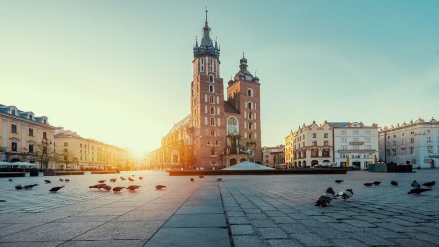 Private Krakow Tour: St. Mary’s, Cloth Hall & More - Main Market Square and the Cloth Hall (Sukiennice) in real time