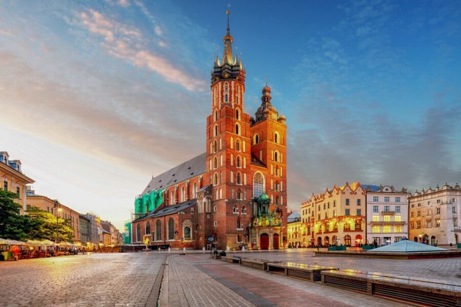 Private Krakow Tour: St. Mary’s, Cloth Hall & More - Language choice: a private tour that can actually answer you