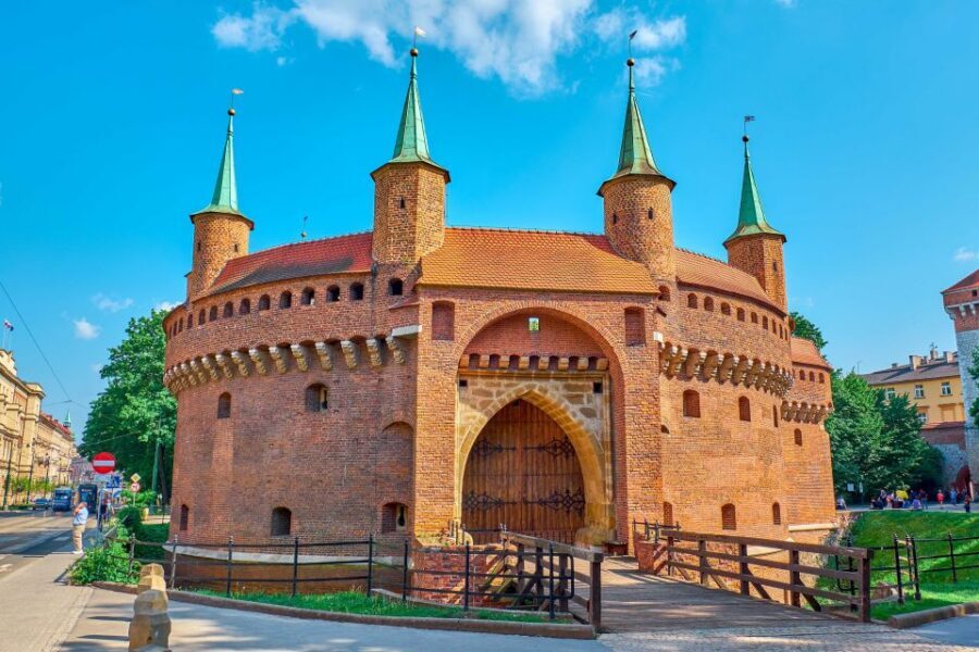 Private Krakow Tour: St. Mary’s, Cloth Hall & More - Dress code and weather rules that keep the tour smooth