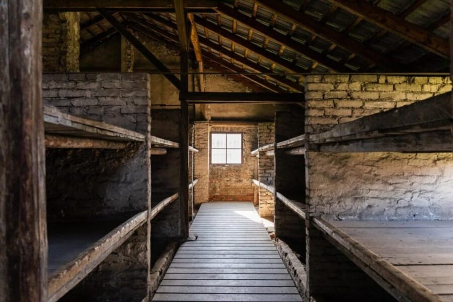 RoundTrip from Krakow to Auschwitz + Entrance Tickets - Auschwitz I: the guided 105-minute foundation