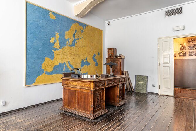 Schindler's Factory and Jewish Ghetto Walking Tour in Kraków - Under the Eagle Pharmacy: the Tadeusz Pankiewicz stop