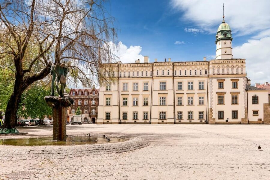 Schindler's Factory & Kazimierz Jewish Quarter Tour - Remuh Synagogue and Cemetery: religion, ritual, and remembrance