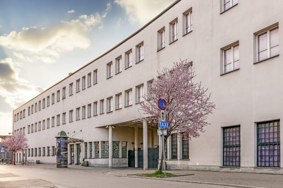 Schindler's Factory Museum Guided Tour - Krakow - Walking the ghetto labyrinth and entering a recreated Jewish apartment