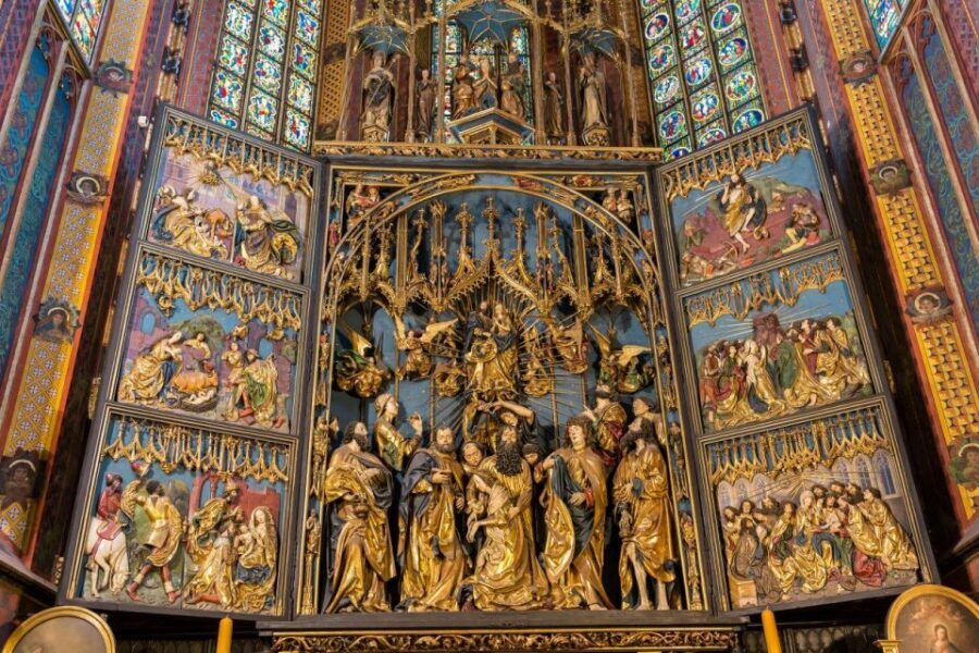 St. Mary's Basilica and more - a short walk with a guide - St. Mary’s Basilica: the start in Krakow’s Main Square