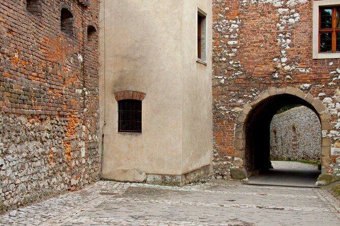 Wawel Castle and Cathedral Guided Walking Tour in Kraków - What the castle collections teach you (porcelain, weapons, and Ottoman tents)