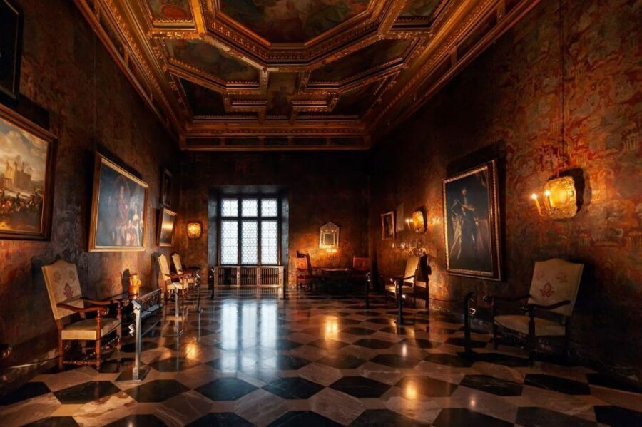 Wawel Castle, Old Town with St. Mary's Church Guided Tour - Wawel Cathedral ticket: royal tombs and the meaning behind the stories